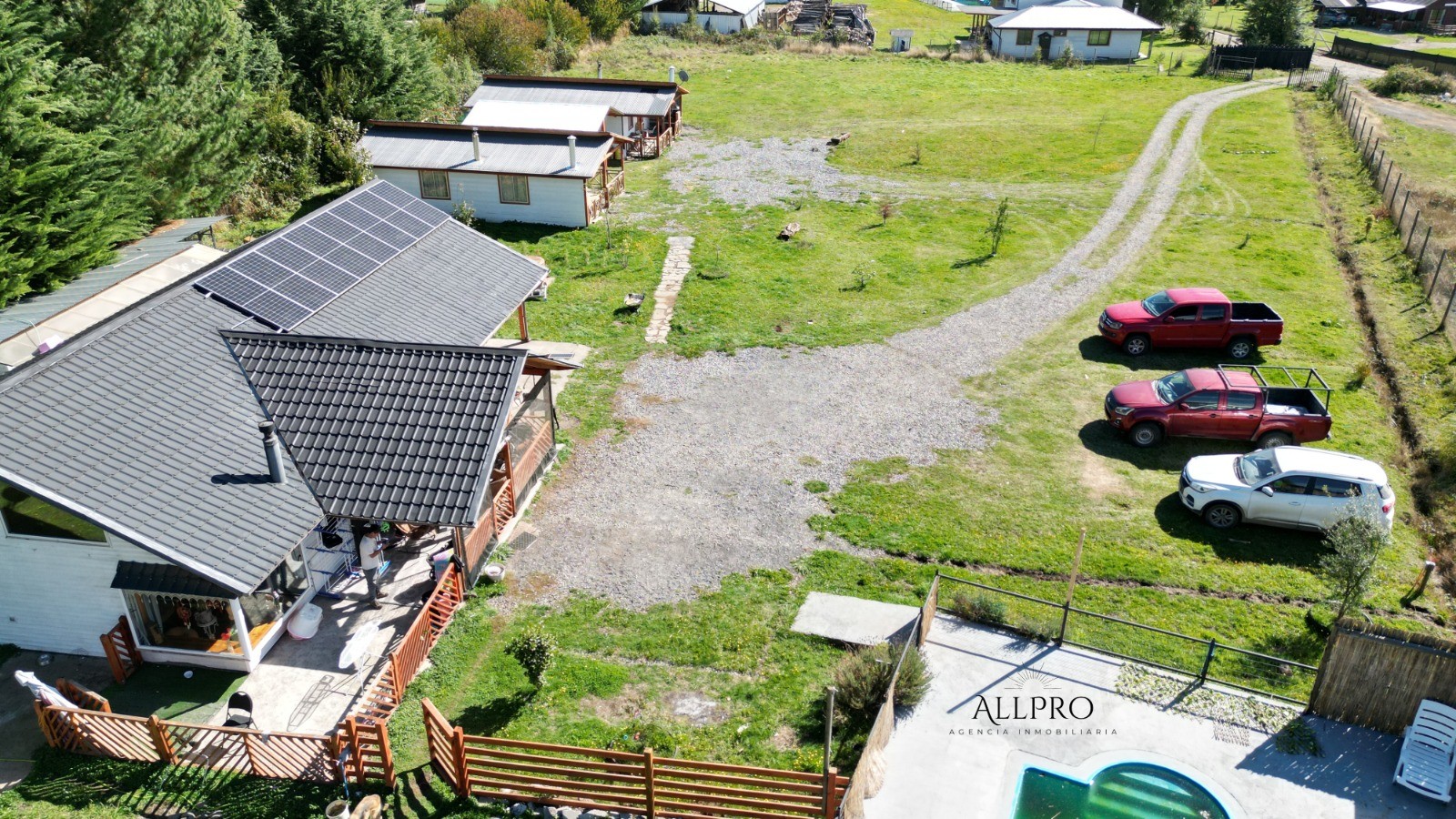 Maravillosa Propiedad en venta en Villarrica: Casa y Cabañas en Amplio Terreno con Piscina y Energía Sostenible
